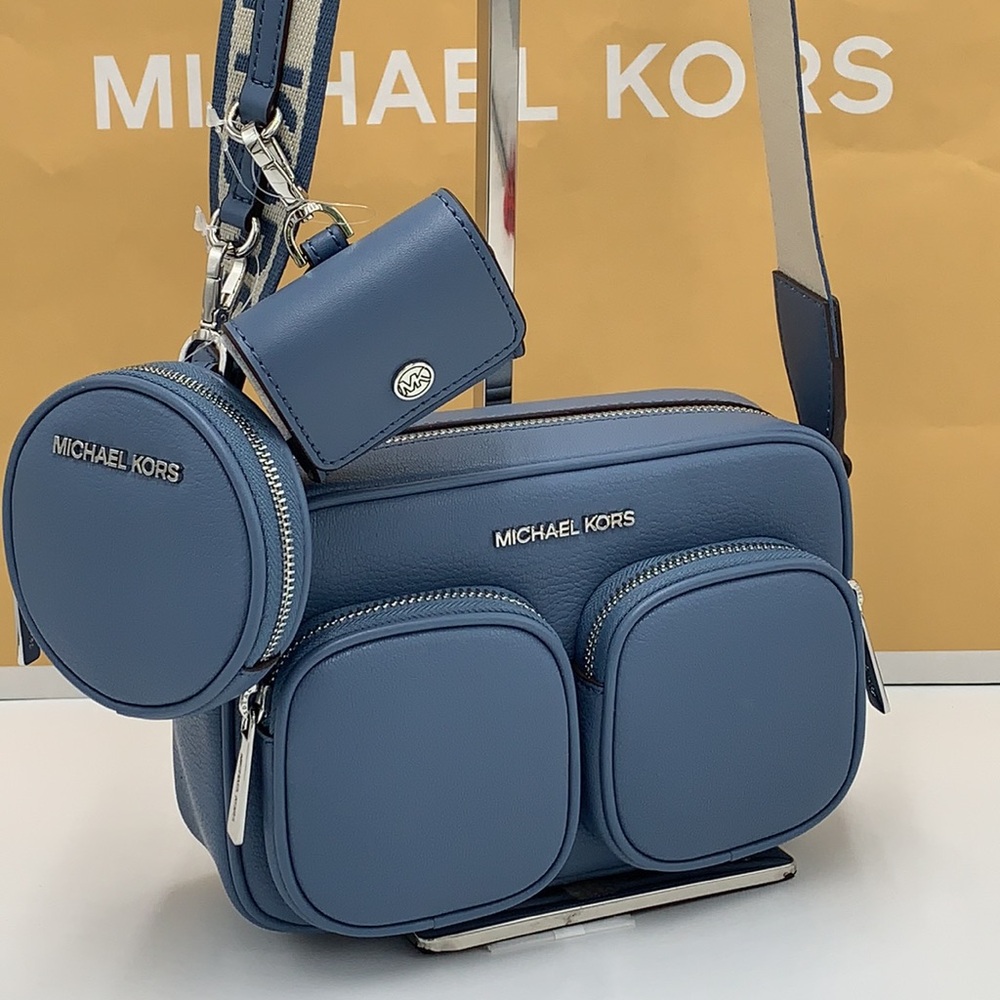 Michael Kors Jet Set Md Leather
Crossbody Bag with Case for Apple
AirPods Pro - Picture 2 of 16